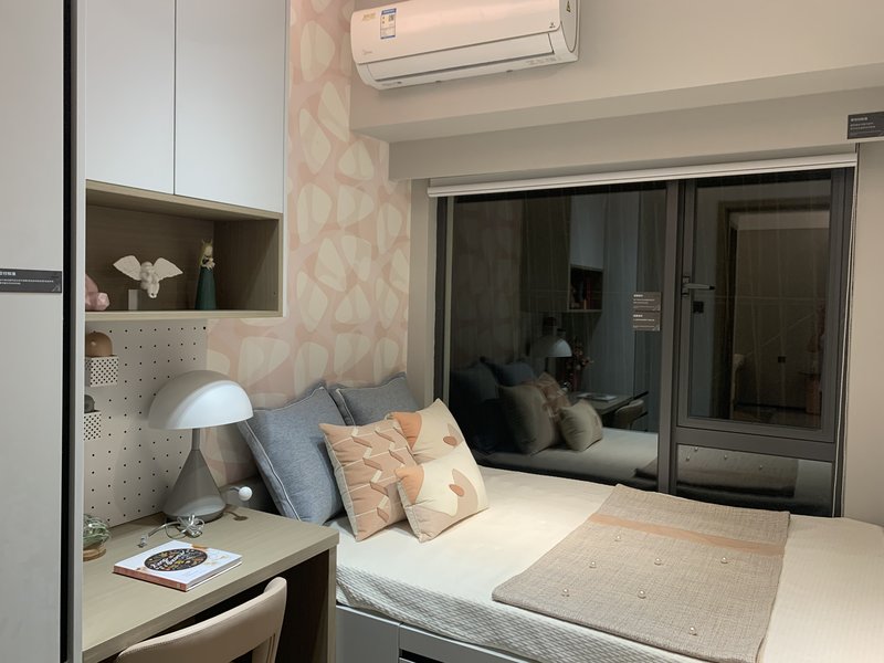 卧室墙纸选错竟让房间显小？3个图案秘诀瞬间放大空间