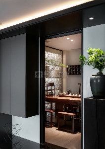 140㎡意式轻奢大平层:暖咖与木饰面的诗意融合,诠释无边界的舒适生活(图7) 140㎡意式轻奢大平层:暖咖与木饰面的诗意融合,诠释无边界的舒适生活(图7)