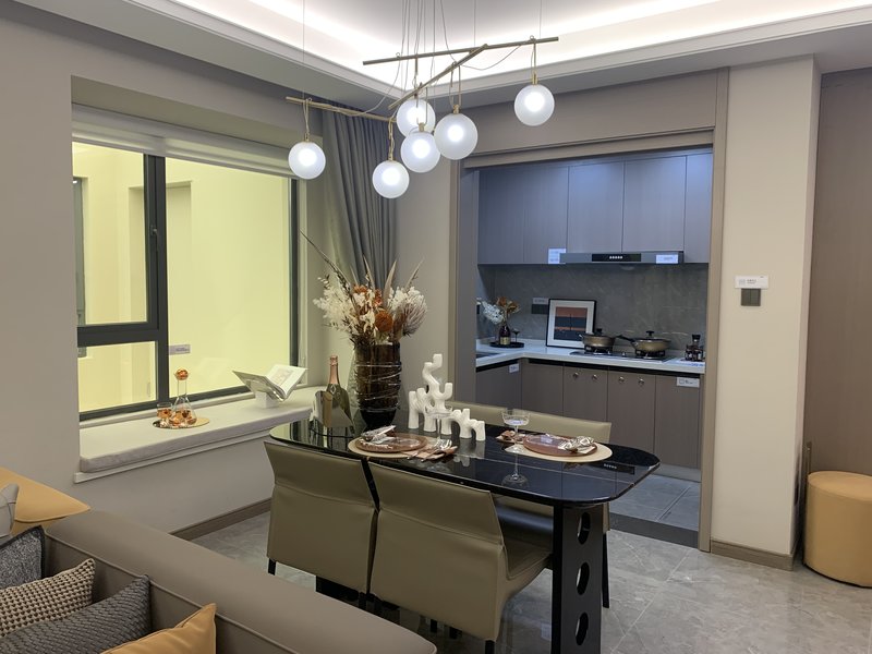 阳台窗帘的颜色与材质选择指南(图1) 阳台窗帘的颜色与材质选择指南