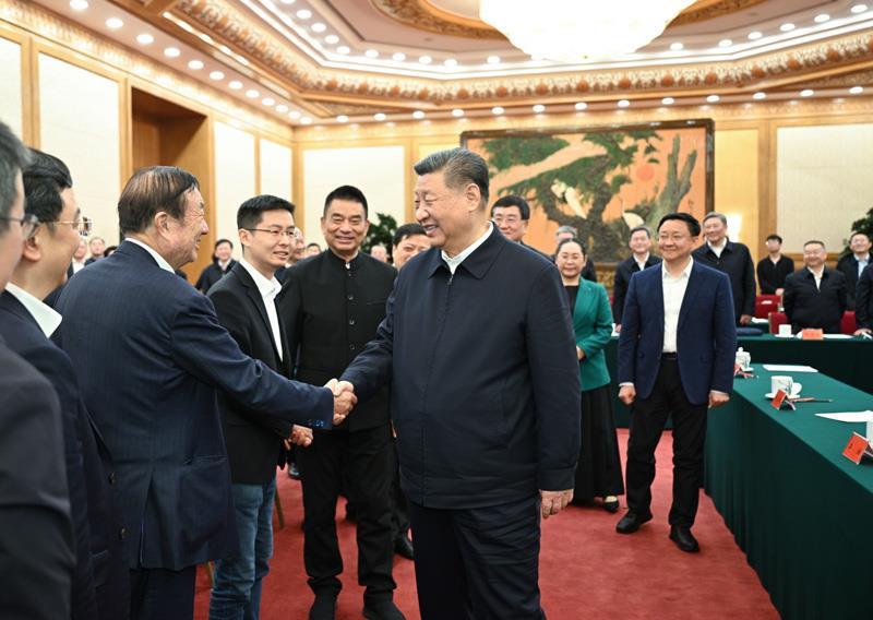 时政微观察丨民营经济大显身手正当其时(图2) △2025年2月17日,习近平总书记在京出席民营企业座谈会并发表重要讲话。这是总书记同民营企业负责人亲切交流。