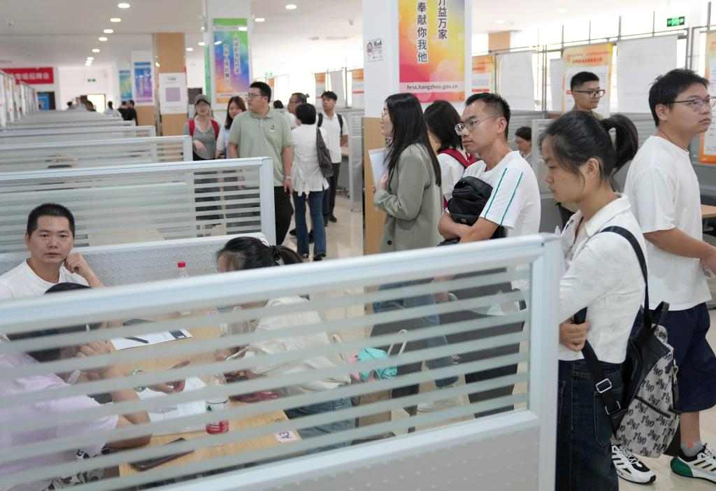 就业重磅文件!中央层面首次出台“二十四条”(图5) 2024年9月25日,“金秋送岗 职等你来”杭州市新制造专场招聘会举行。 新华社记者 韩传号 摄