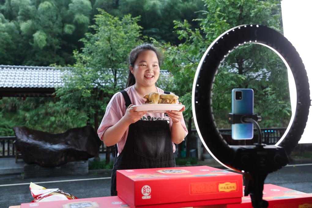 就业重磅文件!中央层面首次出台“二十四条”(图6) 2024年9月19日,浙江省诸暨市岭北镇一位主播在直播销售岭北盐焗鸡。 新华社记者 徐昱 摄
