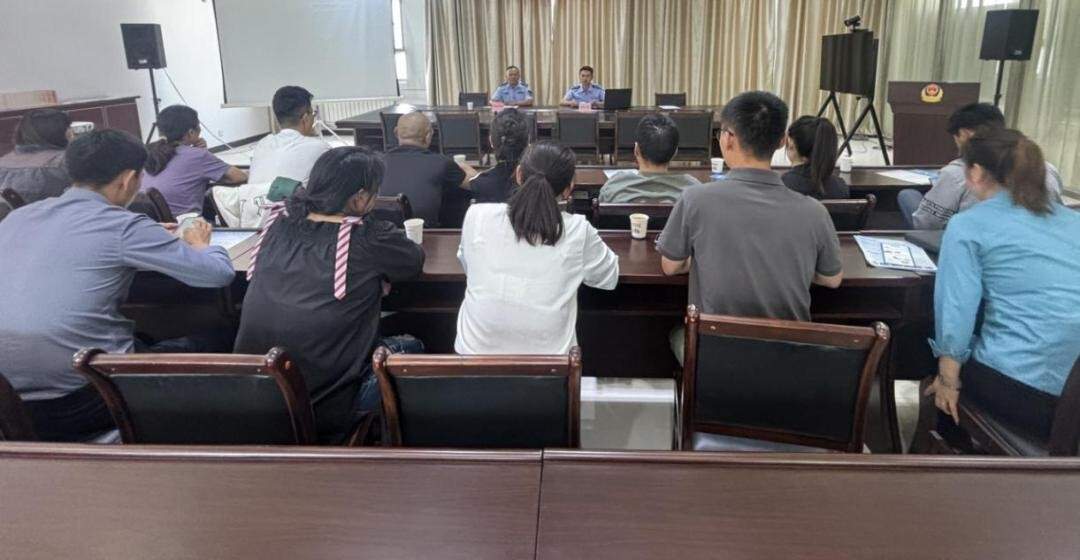 网安支队联合市监局召开家装经营者集中约谈警示会(图2) 网安支队联合市监局召开家装经营者集中约谈警示会